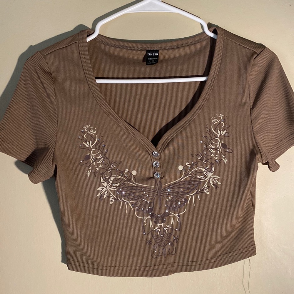 Cute v neck crop top.